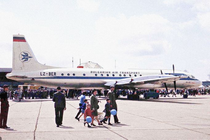 Letoun typu Iljušin Il-18 (LZ-BEK), který je podobný tomu, jenž havaroval na svahu kopce Sakrakopec vzdáleném asi 8 km od letiště v Bratislavě.