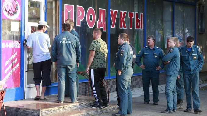 Ve frontě před obchodem v Krymsku čekali kromě občanů i členové bezpečnostních složek. V oblasti hrozilo rabování.