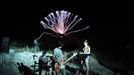 Performing With Lightning CHANGLE, CHINA - AUGUST 13: (CHINA OUT) A guitarist plays guitar as high voltage of up to 1 million volts, generated by a Tesla coil transformer, runs through his body during a stunt performance on August 13, 2012 in Changle, Fujian Province of China. Wang Zengxiang, one of the craziest fans of the Tesla coil stunt, has dedicated himself in the daredevil career for a decade. He is now the leader of a band of four. A Tesla coil is an electrical resonant transformer circuit invented by Nikola Tesla around 1891. The transformer produces high voltage at high frequencies, which acts as a giant lightning machine, and creates long bolts of electricity. Shielded by protective clothing, the performer is insulated from the electricity current which dissipates through the ground. ( automatický překlad do češtiny )