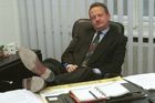 Vratislav Čekan  ve své kanceláři v roce 1993