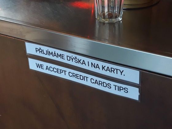 I kartou jde zaplatit spropitné. Některé pražské podniky na to raději zákazníky upozorňují.