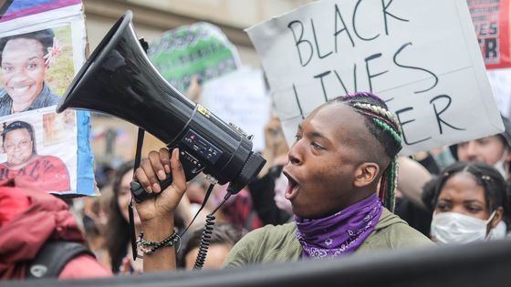 Foto: Nemůžu dýchat! V Praze znovu vyšly do ulic stovky lidí na protest proti rasismu