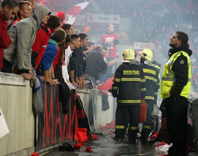 Fotbaloví fanoušci v utkání 9. kola Gambrinus ligy 2012/13 mezi Slávií a Spartou Praha.