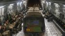 REFILE - UPDATING CAPTION A French Army Land Rover and pallets of rations are seen on a Royal Air Force C17 cargo aircraft as it prepares to leave for Bamako in Mali from Abidjan in the Ivory Coast, January 16, 2013. The British Royal Air Force is lending logistical support to France as it sends forces to Mali. Help from NATO allies including Britain, the United States, Germany, Belgium, Canada and Denmark means the first African troops should start arriving in Mali within days and a 3,000-strong ECOWAS contingent could gather in the next few weeks. French ground troops and Malian army forces encircled Islamist fighters in the central Malian town of Diabaly on Wednesday, military sources said, as France prepared to launch its first ground assault on the rebels. REUTERS/Andrew Winning (IVORY COAST - Tags: MILITARY POLITICS) Published: Led. 16, 2013, 12:38 odp.