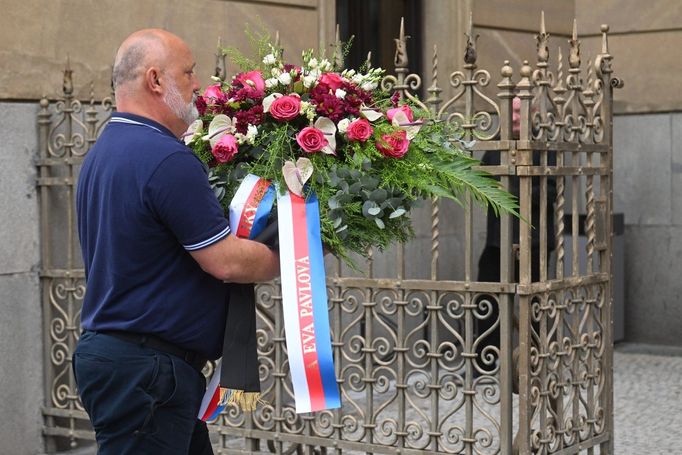 Poslední rozloučení s hercem a prezidentem karlovarského festivalu Jiřím Bartoškou. Lidé přinášejí do Rudolfina věnce a květiny.