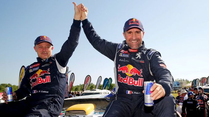 Stéphane Peterhansel (vpravo) a spolujezdec Jean Paul Cottret slaví triumf v Rallye Dakar.