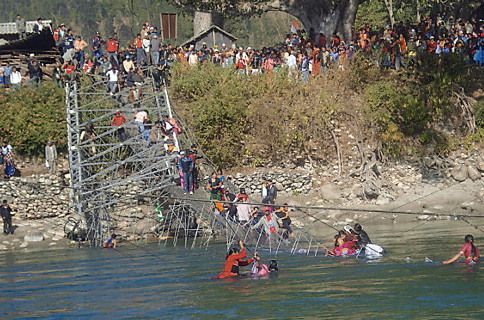 Nepál, zřícení mostu