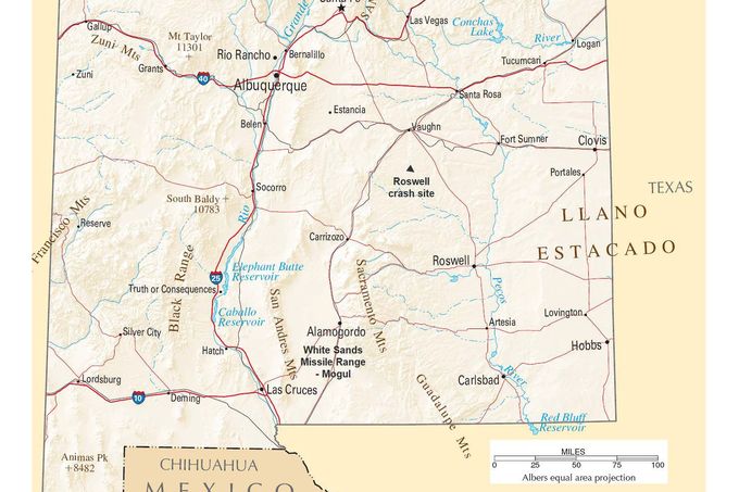 Mapa Nového Mexika s lokalitami spojenými s roswellským incidentem, 1947. Zobrazuje místo nálezu trosek a související vojenské základny.