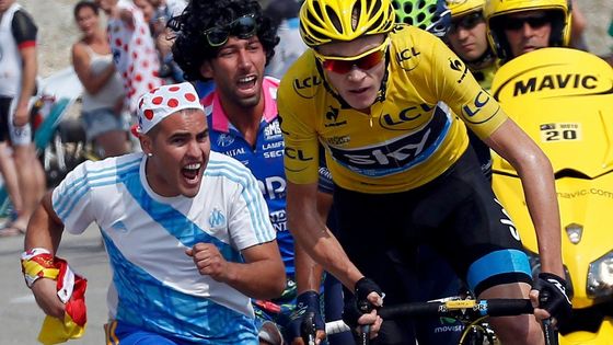 Chris Froome neměl stejně jako minulou sobotu se svým největším soupeřem Albertem Contadorem soucit a nadělil mu 1:40 minuty.