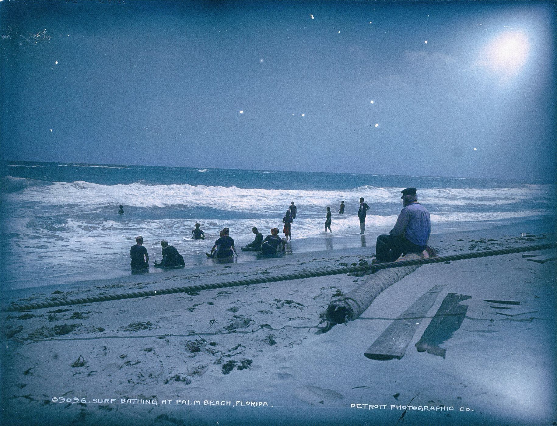 Jednorázové užití / Fotogalerie / Barvy, co vrátily život starým fotkám. Tentokrát na téma, jak se kdysi plážovalo.