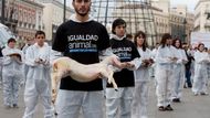 Poněkud drastická demonstrace aktivistů ze skupiny Igualdad Animal (Za rovnost zvířat). Každý z protestujících v Madridu drží v rukou zvíře nalezené u silnice: Jeho život skončil pod koly aut.