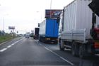 Na pražském okruhu se srazily kamiony, zemřel řidič