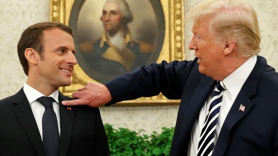 Foto: Polibek, poplácání i ometání smítka z klopy. Trump a Macron přišli s novými gesty přátelství