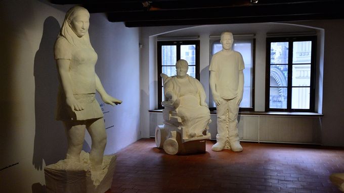 Výstavě dominují obří sochy, které zhotovila firma na filmové dekorace nazvaná Sochařská pohotovost.