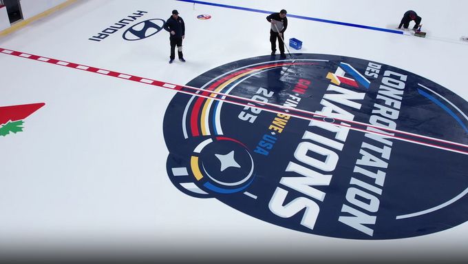 Takhle se v montrealském hokejovém chrámu Bell Centre připravoval led pro turnaj čtyř zemí.