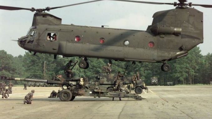 Boeing CH-47 Chinook může pojmout až 44 lidí