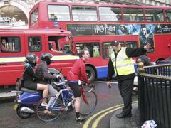 Kudy teď? Policista radí cyklistům v centru, kterými ulicemi je možné projet.