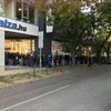 Alza otevřela showroom v Budapešti, slevy přilákaly davy lidí.