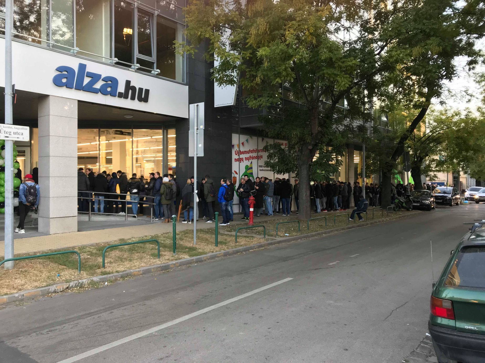 Alza otevřela showroom v Budapešti, slevy přilákaly davy lidí.