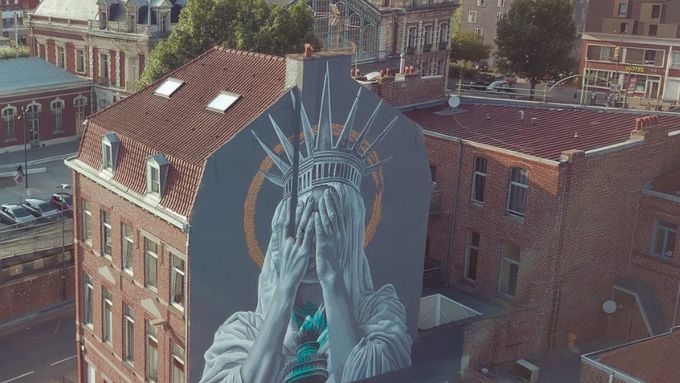 Mural umělkyně Judith de Leeuw v severofrancouzském městě Roubaix znázorňuje sochu Svobody, která si studem zakrývá oči.