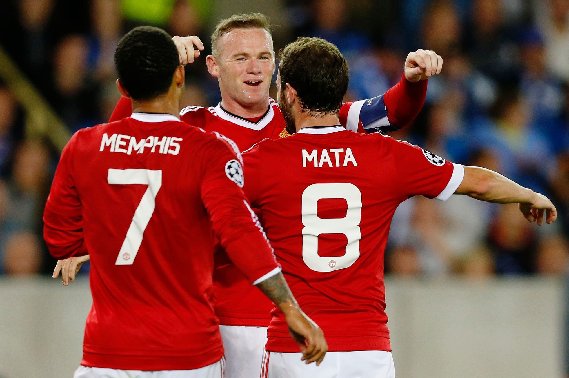 Wayne Rooney slaví se spoluhráči jeden z gólu United