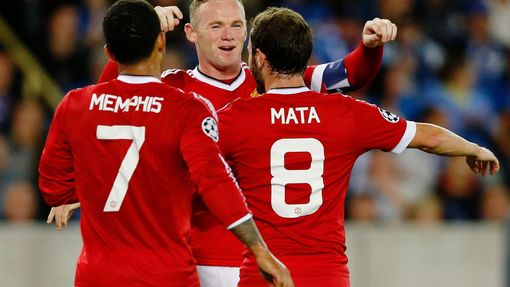 Wayne Rooney slaví se spoluhráči jeden z gólu United