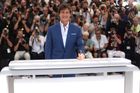 Autogramy a selfie. Tom Cruise přijel do Cannes, nad hlavou mu přeletěly stíhačky