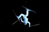 Při ceremoniálu došlo i na akrobatickou show.... jak ovšem vidno při detailnějším pohledu, najde o nový trik v akrobatickém lyžování, nýbrž spíše uměleckou kreaci, neboť artisté byli jištěni lany.