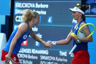 Barbora Krejčíková a Kateřina Siniaková ve finále na OH 2020 proti Viktoriji Golubicové a Belindě Bencicové