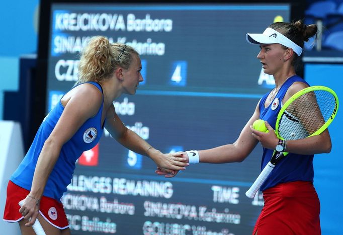 Barbora Krejčíková a Kateřina Siniaková ve finále na OH 2020 proti Viktoriji Golubicové a Belindě Bencicové