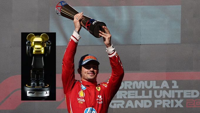 Charles Leclerc s trofejí pro vítěze VC USA v Austinu, ve výřezu je původní verze od Pirelli