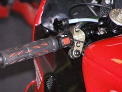 Levá řidící páčka superbiku Ducati.