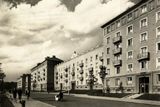 Nová Ostrava, první obvod Poruby, vznikl v období 1952-1954 podle návrhu Václava Hilského. Vychází z prvního panelového domu ve Zlíně typu G, a spadá tedy do skupiny celomontovaných domů. Architekti si na sídlišti měli vyzkoušet, jak vybudovat nové městské prostředí pro pracující socialistickou společnost.