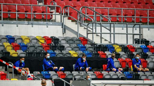 Náhradníci Fortuny Düsseldorf sedí v hledišti během zápasu s Paderbornem