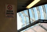 V podchodu metra se nesmí ani inhalovat vodní pára obohacená o nikotin z elektronických cigaret.