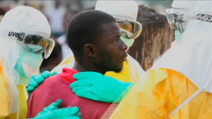Zdravotníci a muž nakažený ebolou.