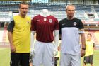 Poté už jej oficiálně fanouškům představil nový kapitán klubu David Lafata a také kouč Vítězslav Lavička.