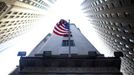 A flag flies at the exterior of New York Stock Exchange June 15, 2012. REUTERS/Eric Thayer (UNITED STATES - Tags: BUSINESS) Published: Čer. 15, 2012, 3:33 odp.