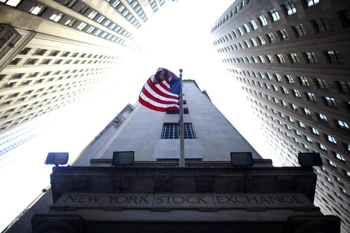 A flag flies at the exterior of New York Stock Exchange June 15, 2012. REUTERS/Eric Thayer (UNITED STATES - Tags: BUSINESS) Published: Čer. 15, 2012, 3:33 odp.