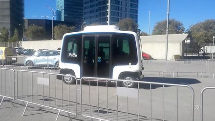 VIDEO: Svezli jsme se samořiditelným minibusem. Může jet rychlostí až 45 km/h