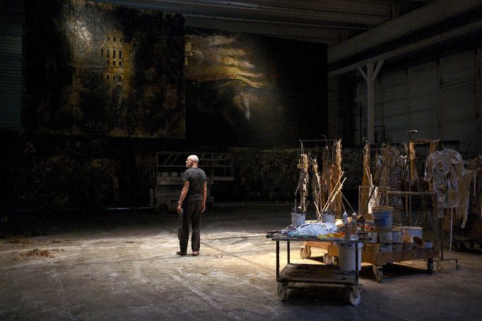 Anselm Kiefer ve svém ateliéru na pařížském předměstí.