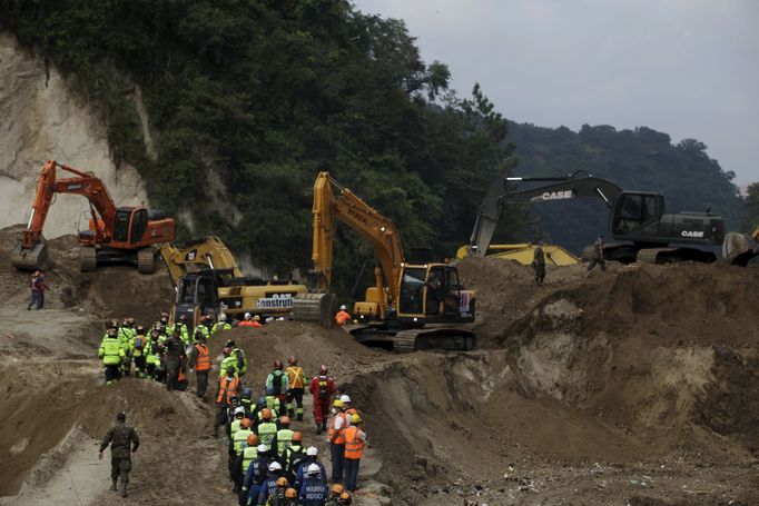 Silné deště strhly balvany a bláto na desítky domů v obci Santa Catarina Pinula nedaleko hlavního města.