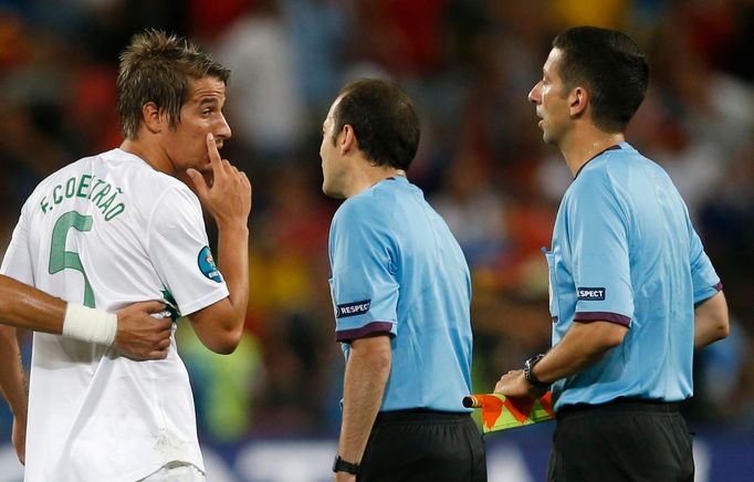 Fabio Coentrao ukazuje rozhodčímu, aby lépe sledoval hru během semifinálového utkání mezi Portugalskem a Španělskem na Euru 2012.