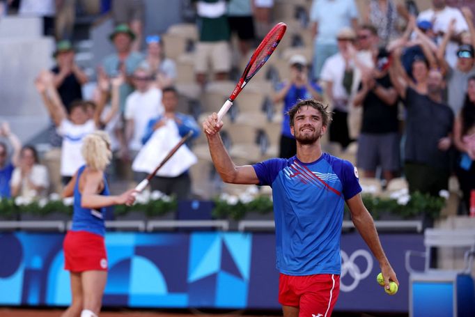 Paris 2024 Olympics - Tennis - Mixed Doubles First Round - Roland-Garros Stadium, Paris, France - July 29, 2024. Tomas Machac of Czech Republic and Katerina Siniakova of