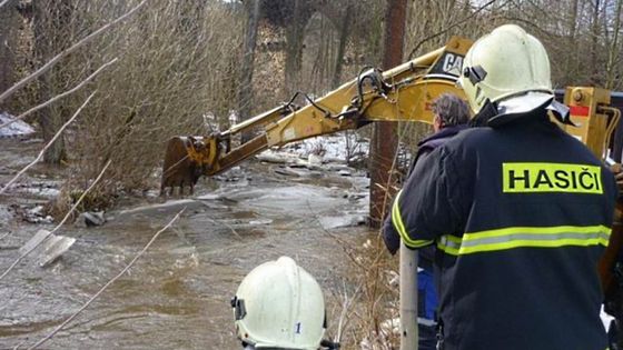 Deště, tání a ledové kry. Hasiči musí umravňovat vodní toky