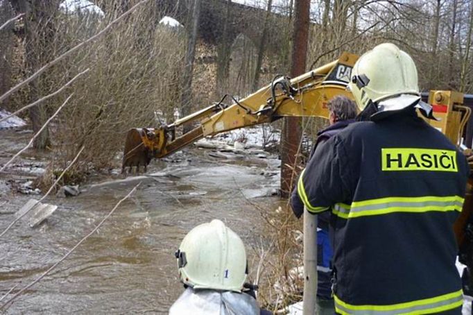 Uvolňování koryta rozvodněné Balinky u Velkého Meziříčí