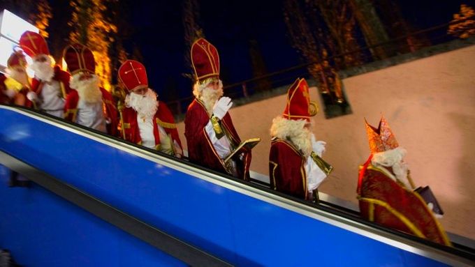 Santa už neléta se sobím spřežením. Létání je nákladné. Jezdí metrem... Ilustrační snímek ze setkání Santů v Berlíně o uplynulém víkendu.
