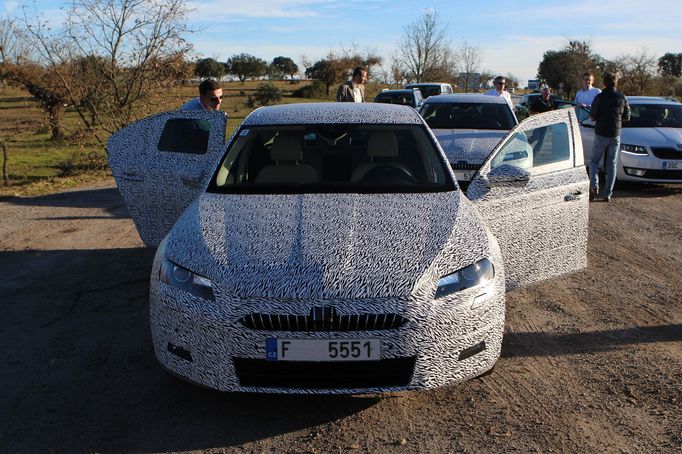 Během testovacích jízd novináři zkoušeli vozy s motory 1,8 TSI, 2,0 TSI (162 kW) a 2,0 TDI (140 kW).