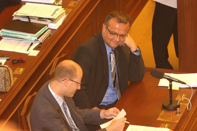 Ministr a exministr nad reformou, neboli Miroslav Kalousek (KDU-ČSL) a Bohuslav Sobotka (ČSSD).