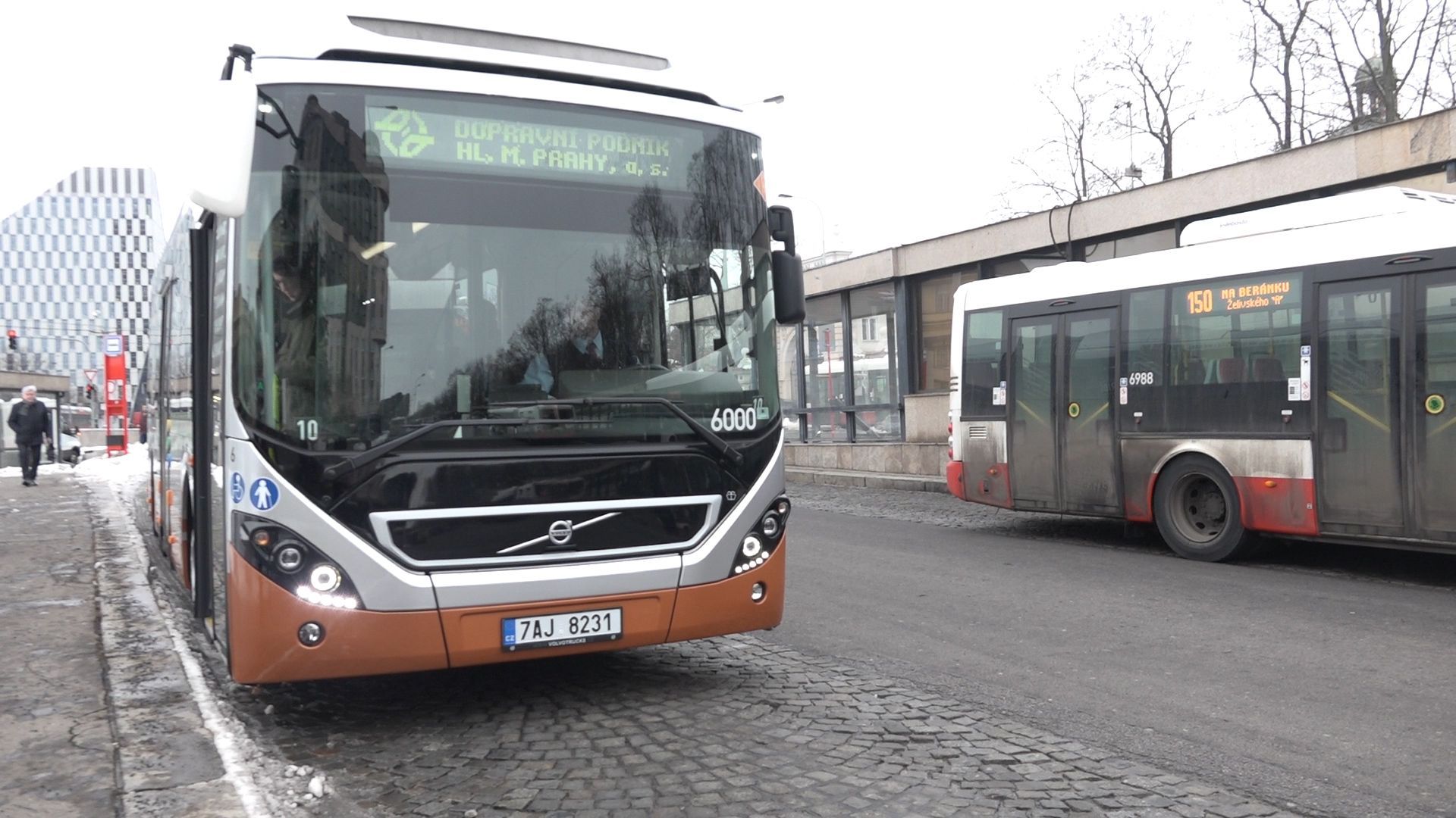 Praha testuje hybridní autobus